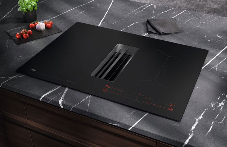 Piano a induzione AEG con cappa integrata Bridge: più spazio, più libertà e massima efficienza in cucina
